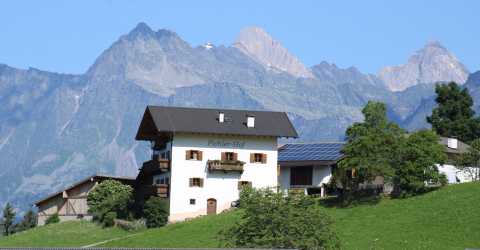 Pichlerhof mit Bergpanorama